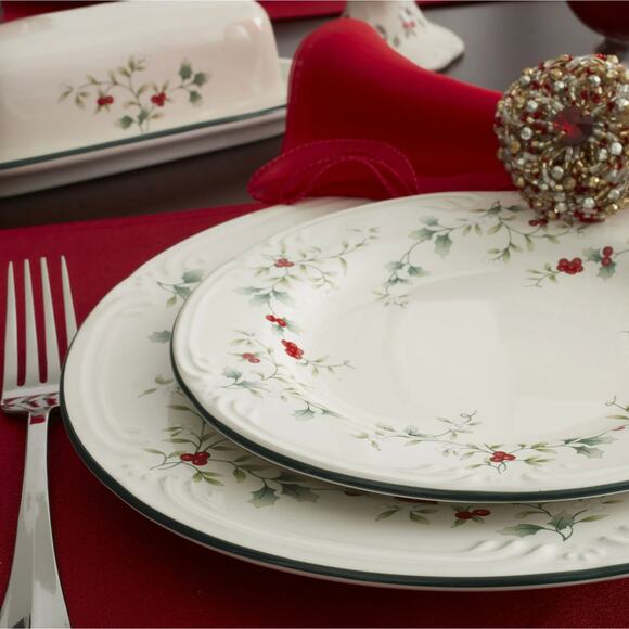 Pfaltzgraff Winterberry 16-Piece Dinnerware Set Service for 4 Christmas Holiday - Picture 3 of 8
